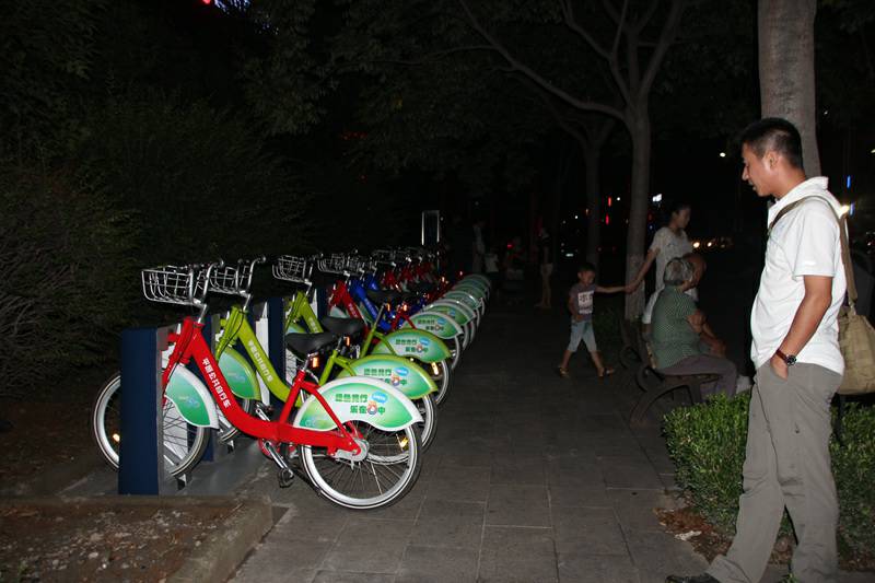 只有到了晚上，公共自行车站点的自行车才陆续“归位”。（摄影 宋翠）